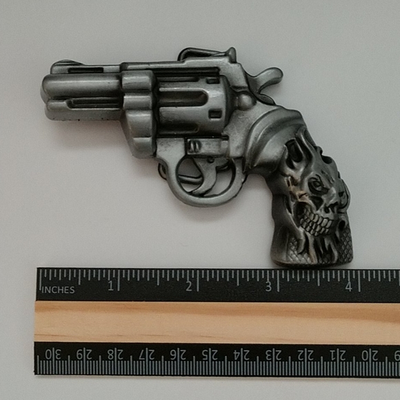 New Cast Metal Belt Buckle Revolver with Skull - Picture 9 of 12